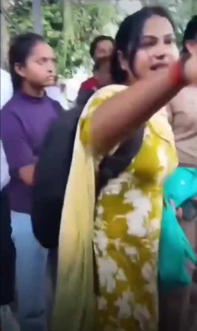 Woman Teacher from bihar arrives with Father threatens TTE: 