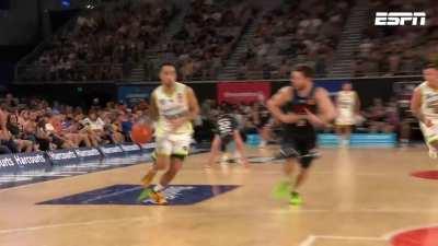 [Highlight] Delly gets baptized and his teammate proceeds to channel his inner Isaiah Stewart