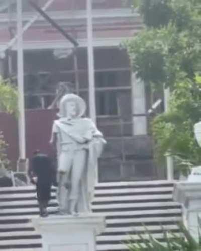 Man in the Bahamas taking out a Columbus statue. happy indigenous people's day!