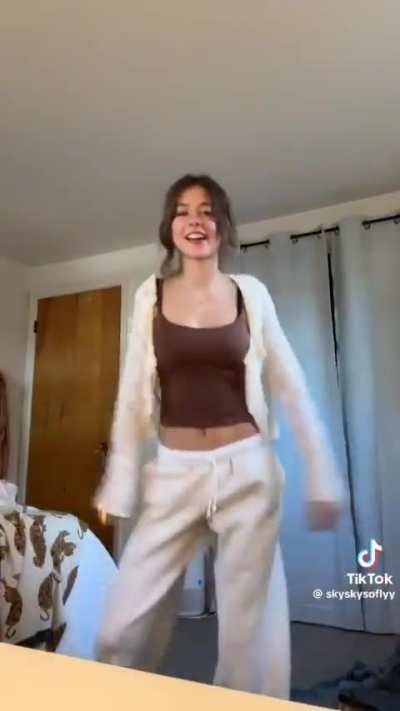 Anyone wanna chat and goon to this tight babe?