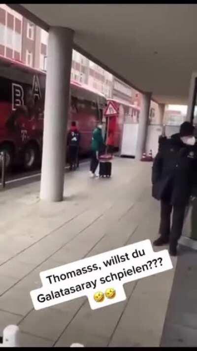 A fan asking Thomas Müller if he wants to play for GS, Müller answers back by saying ”Fener!”