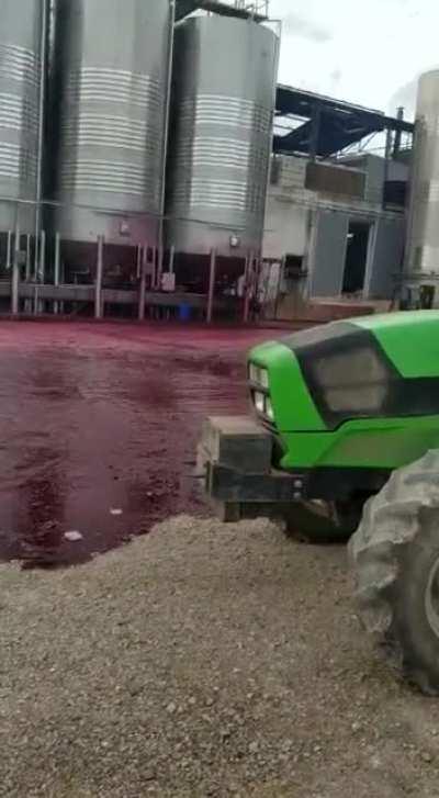 13000 gallons of wine spilling from a tank (09/25/2020)