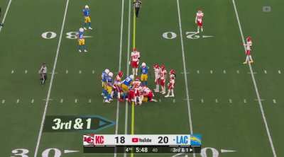 [Highlight] Chargers run a sneaky QB Sneak with Tyler Conklin under center for the 1st down