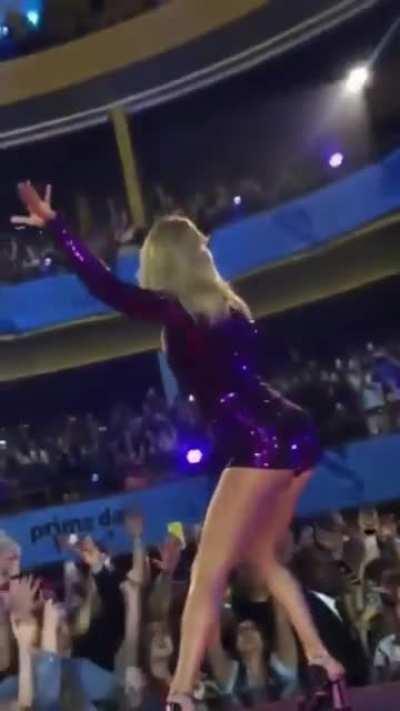 Fuckin hell her ass in this suit heaven