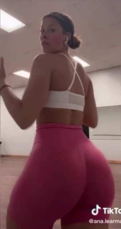 Ana’s huge ass is bigger than her head