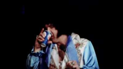 A short clip of Elvis making fun of girls screaming at him on July 24th 1976 ES! 😂