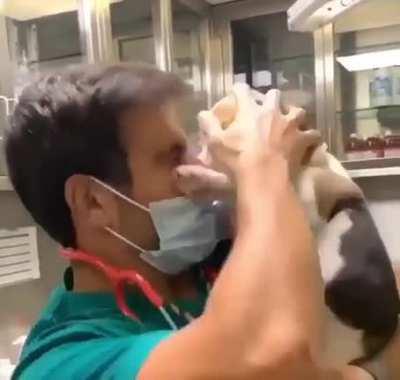 Medical professional trying to deal with a non-masker