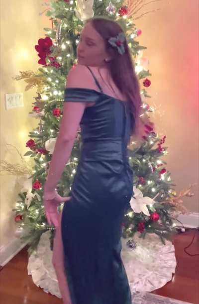 Taylor Christmas Tree Twerk