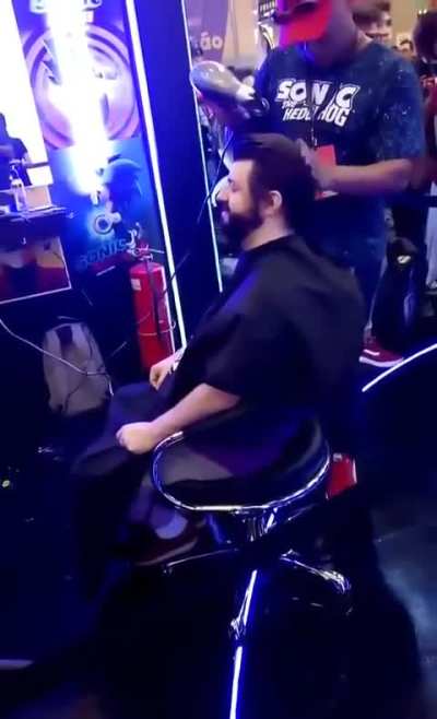 Feijão arrumando o cabelo na ccxp