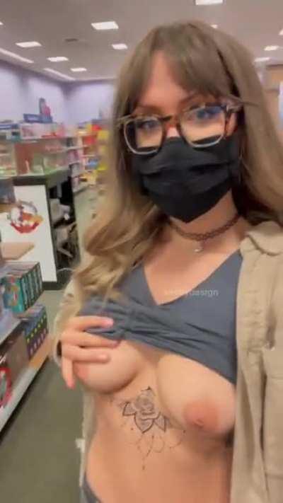 I just can’t keep these titties to myself, it’s the law 😏