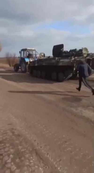Ukrainian villagers are stealing the Russian Armored Combat Vehicle