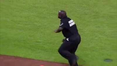 Vibing to electronica in the velvet room 😳😳😳😮😮😮😮😮