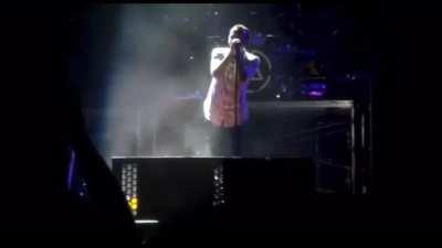 Unbelievable power from Chester on the bridge of Breaking the Habit. This is the only time Linkin Park ever played the entire song on piano live.