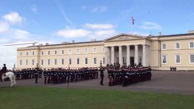 Gibt es hierzu bei der Bundeswehr eigentlich ein Äquivalent? Finde die Briten sehr beeindruckend und habe mich gefragt, ob es sowas bei uns auch gibt? 