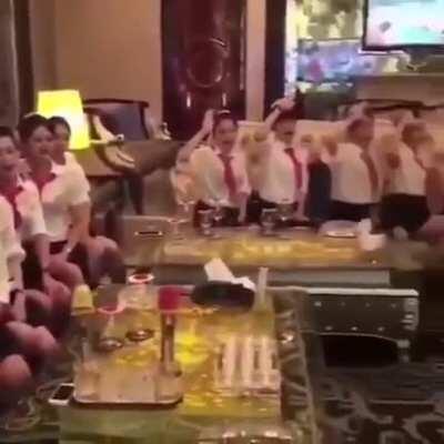 和尚尼姑学生唱红歌的风气竟然传染到这行业了