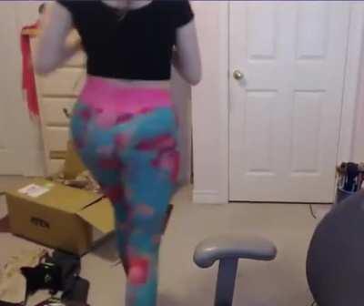 I wish pokimane would show her ass more.