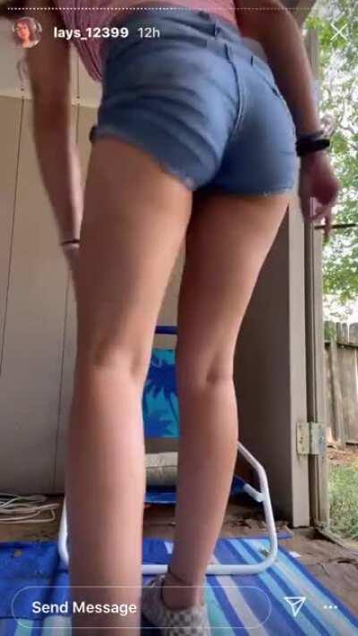 Instagram thot showing off ass