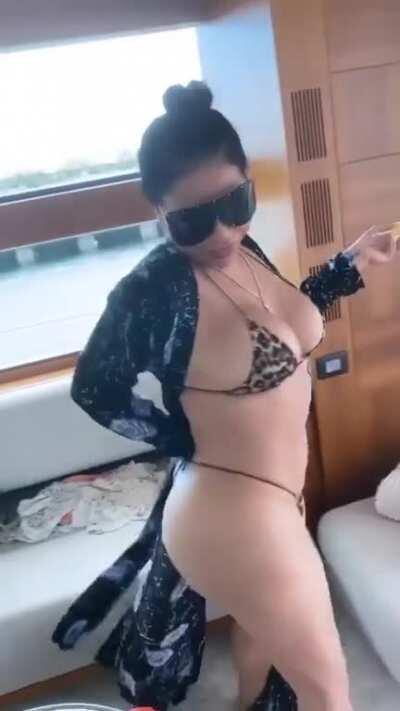 Her momma got a ass too *Smokey voice*