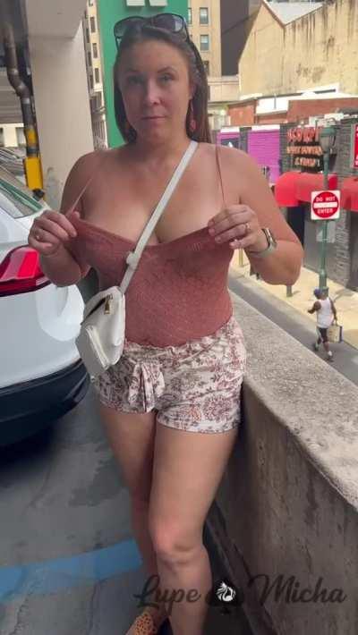 [GIF] Parking garage pull out showing off the twins