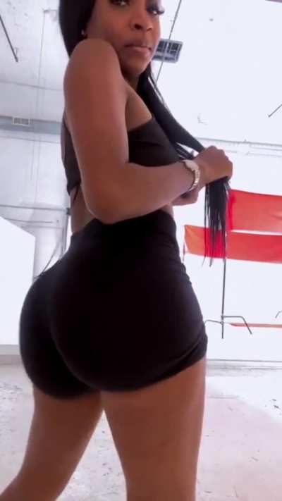 @ninavix_ on twitter 