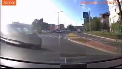 [Romania] Convenient cop stops dumb driver.