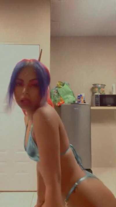 Showing off fat pussy while twerking