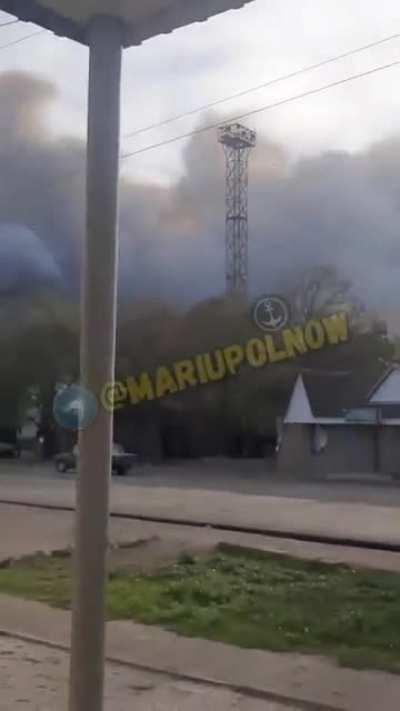 Ru pov: Karan railway station is burning near Mariupol. It is reported that there was a large logistical and supplies warehouse of RU forces there