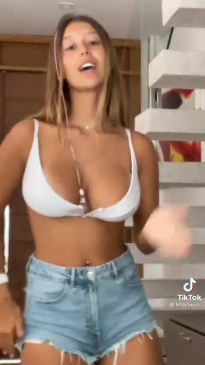 Fernanda Bliujus has an amazing body 🔥