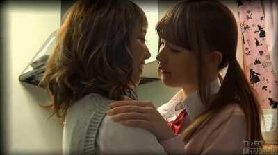 2 girls take a break from study group