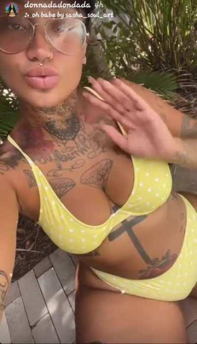 I just love to see donna in bikini