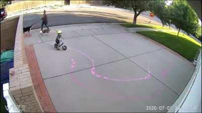 Соседский малый каждый раз проезжал по его участку и он решил сделать его поездки немного веселее.