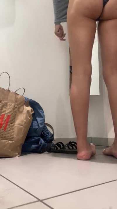 Am I a Redbone or a Yellowbone? 🤔 If you had 1 min in the fitting room with me, wyd?