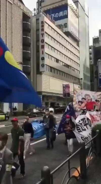 中国の分離主義勢力が日本の街を行進する