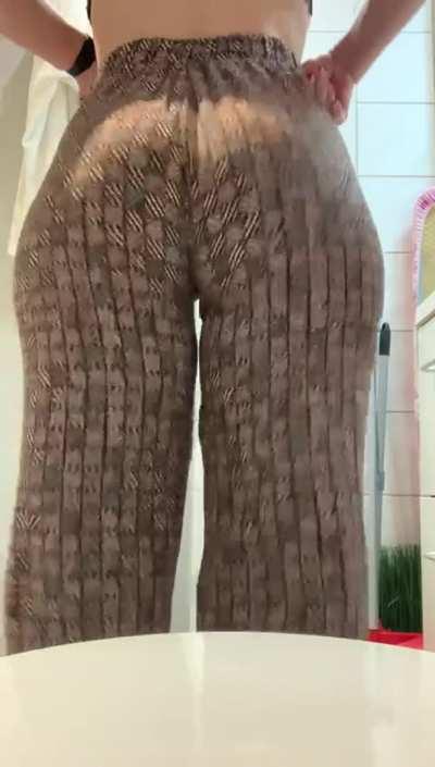 Would you fuck me raw or use a condom? 😩