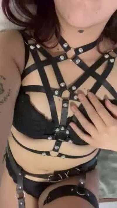 Tonight you will meet your new addiction ❤️ Femdom, Customs 🥵 , Sexting, Video calls, SPH 💋 Dick rate, open to fetishes 😈 OF free in the comments 😍