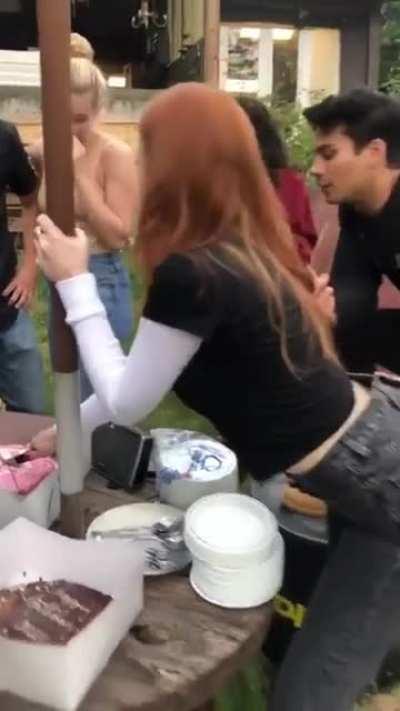 Parents: „Eat your food it‘s not that hot. The food: