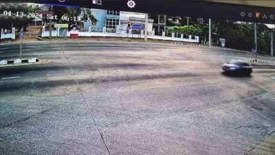 Cars ignored the red light and collided with a Tuk-Tuk ( auto rickshaw), The Tuk-Tuk driver was killed, and a monk sustained serious injuries. Thailand