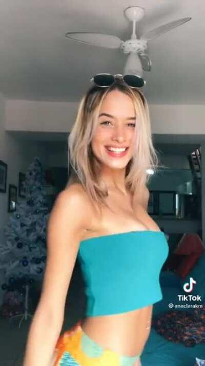 I just love tan lines