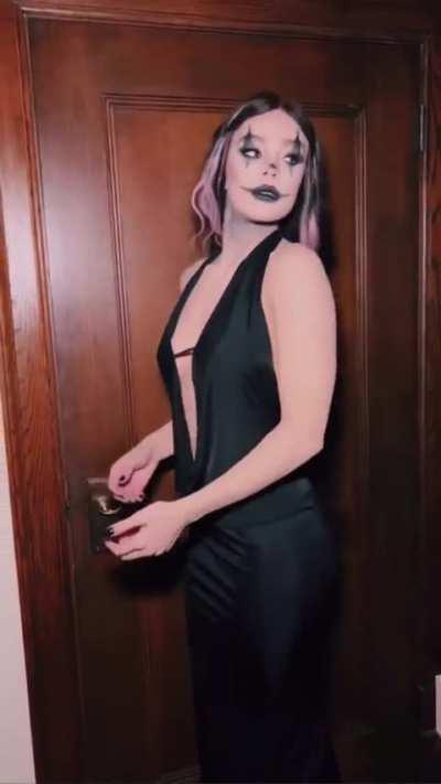 Hailee’s dress and makeup for Halloween | IG October 2022