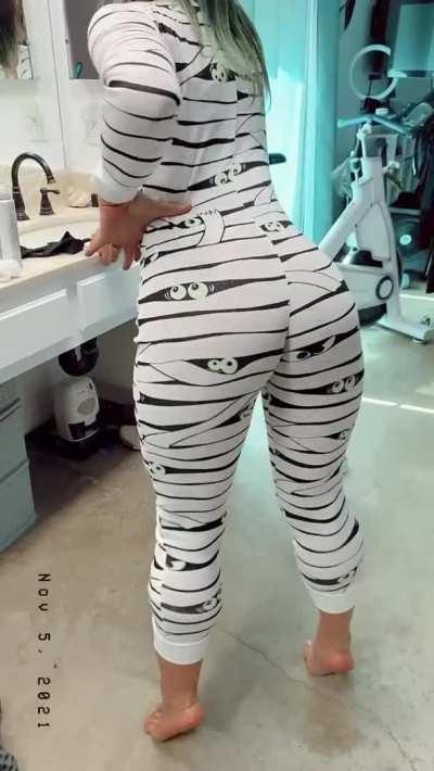 Ever see a mummy twerk? 👻 [F]