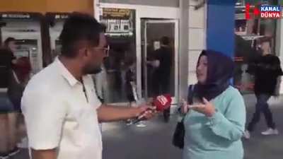 Sokak röportajında konuşan AKP’li kadın: “Seçim gecesi zaferimizi kutlamıştık. Şimdi çocuklarımın geleceği için bir an önce Avrupa’ya kaçmak istiyorum.”