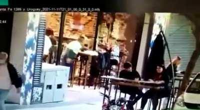 [CABA] Un chorro descarta una billetera en Santa Fe y Uruguay, y al toque se roba otra.