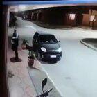 Un motochorro le quiso robar a un joven hasta que se dio cuenta de que era su amigo y lo abrazó afectuosamente.