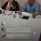 Prefeito da minha cidade ensinando outros usos pra máscara de proteção!