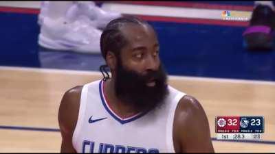 [Highlight] James Harden steals the ball and hits the 3, giving him 17 points in the first quarter!