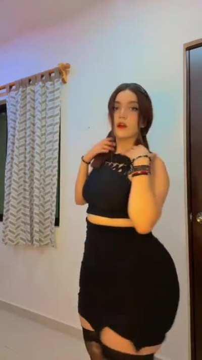 looking so sexy in this outfit 🖤