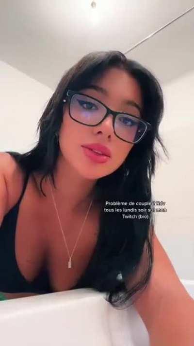 Elle fait tellement exprès… elle s’est très bien comment faire bander un homme