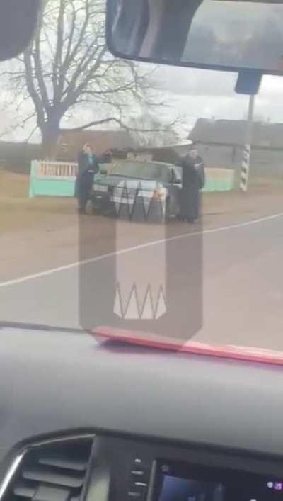 На этом удивительном видео: — Украинский священник крестит военный автомобиль — Чеченские военные на родном языке кричат ему: “Не надо, отойди, ради всего святого” — В автомобиле играет песня Тимура Муцураева, который воевал против России, а многие его ко
