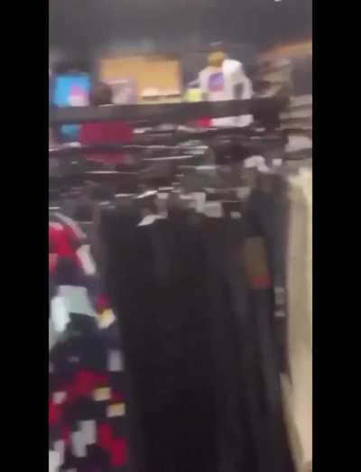 Boyfriend watches his girlfriend getting stomped unconscious