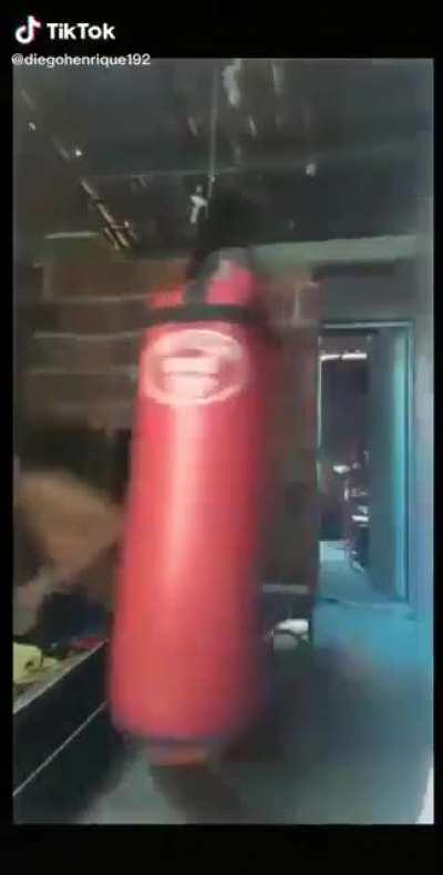 mu?qui?nha treinando para encontrar alguém com cigarro no churras